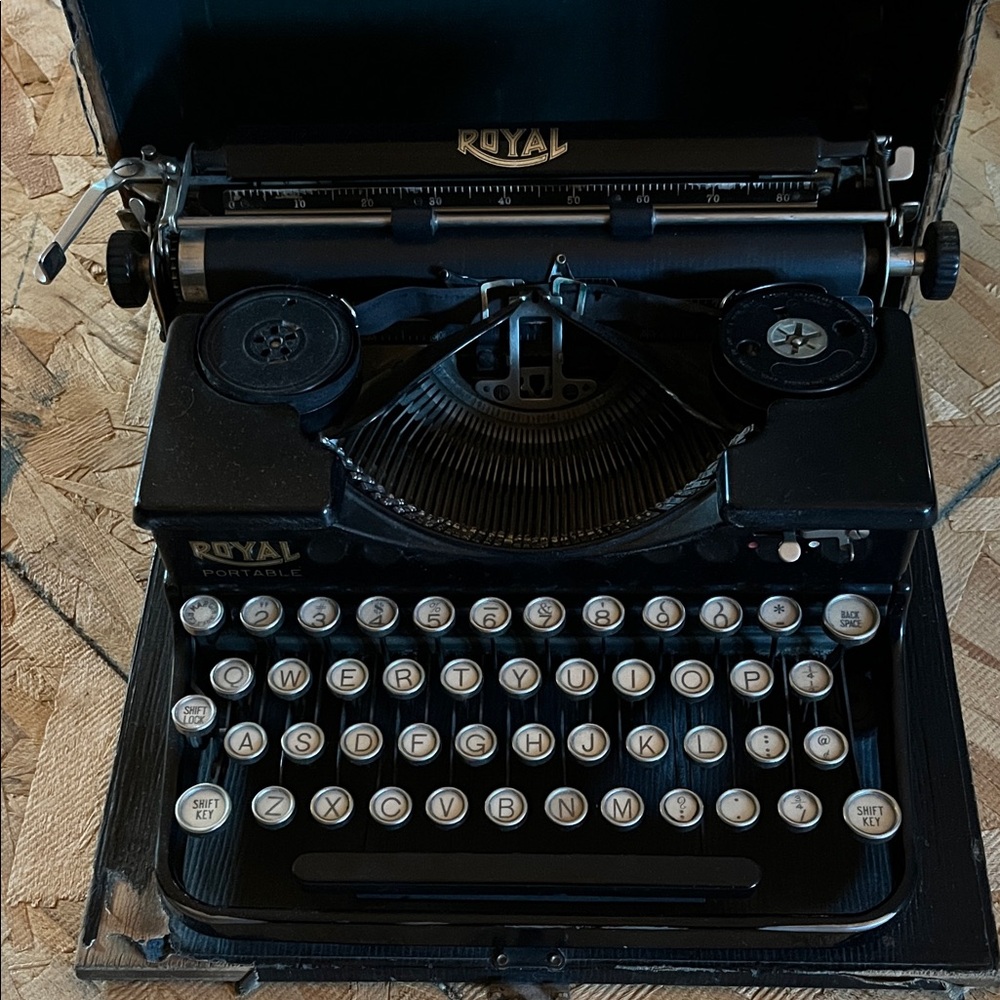 ROYAL Vintage Classic Black Typewriter 
Taylor Swift Fans!!